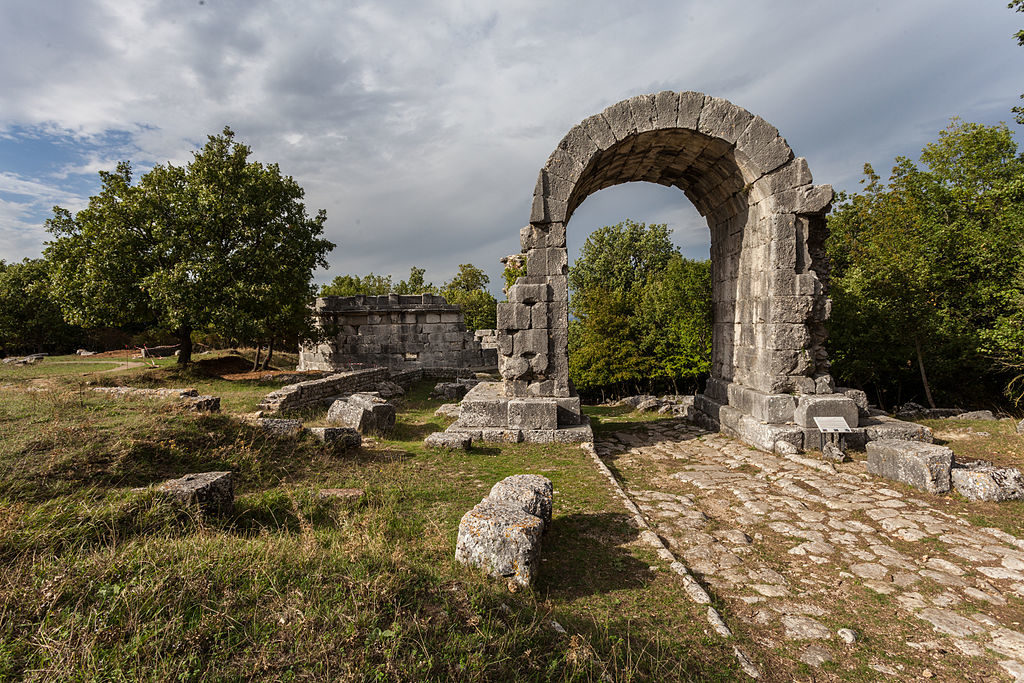 Arco di San Damiano (ingresso settentrionale della Via Flaminia)