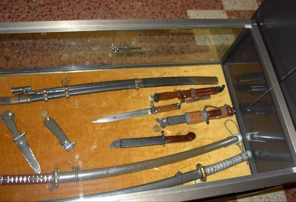 Teca con spade (nihontō), baionette e altre armi leggere.