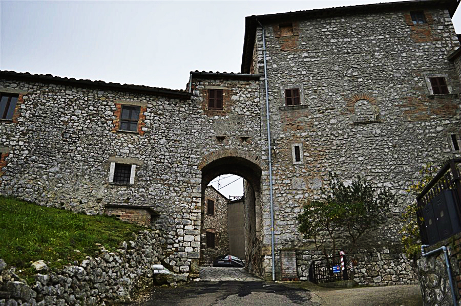 Porta principale di Borgheria Foto di Massimo Santafè)
